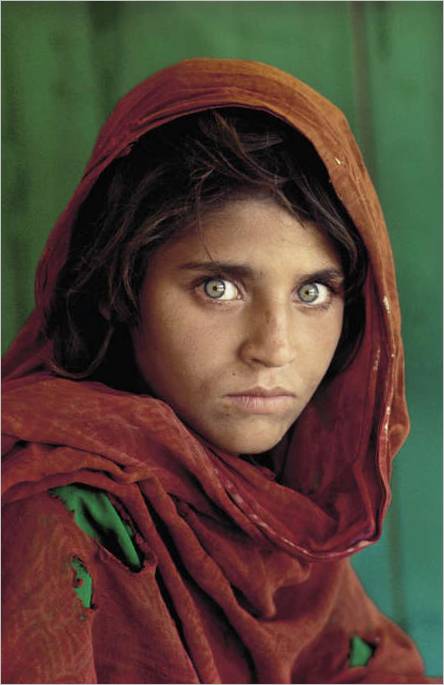 PAKISTAN. Peshawar. 1984. Una ragazza afghana nel campo profughi di Nazir Bagh