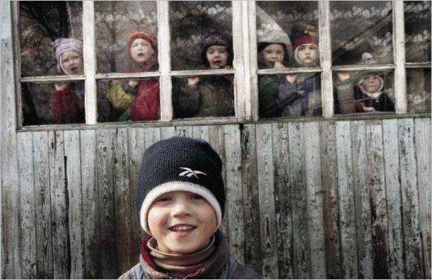 Un gruppo di anziani sul terreno di una casa per bambini in età prescolare