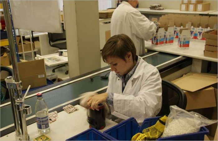 Nastro trasportatore per impianti di micromeccanica La catena di montaggio della Micromacchina funziona