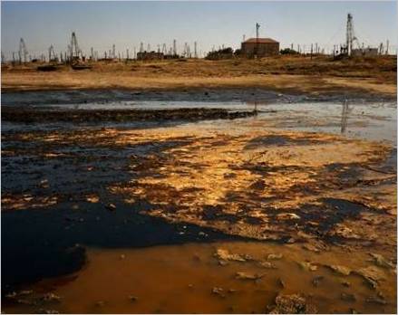 Vecchi giacimenti di petrolio. Balakhani. Azerbaigian, 2010
