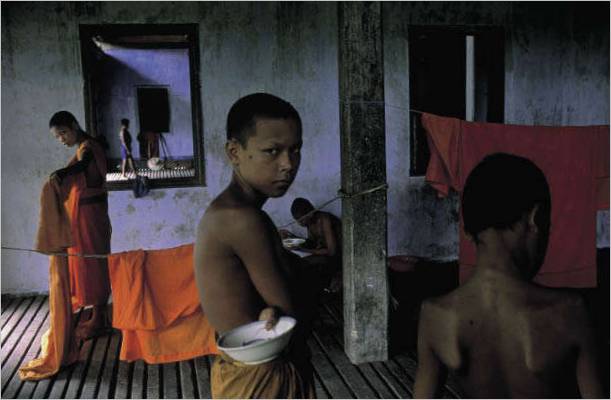 CAMBOGIA. Angkor. 2000. Monaci buddisti al lavoro in cucina in un monastero vicino ad Angkor Wat