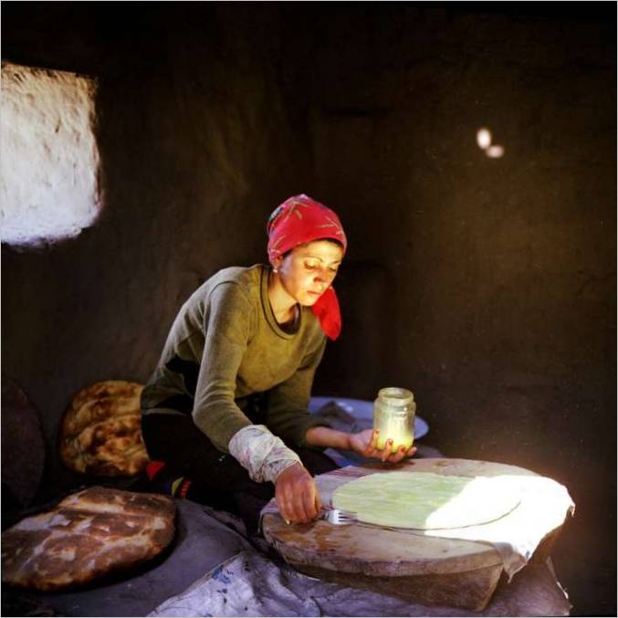Una donna cuoce il pane in un tandoor, giugno 2006