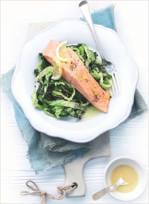 Filetto di salmone al vapore con insalata di verdure verdi