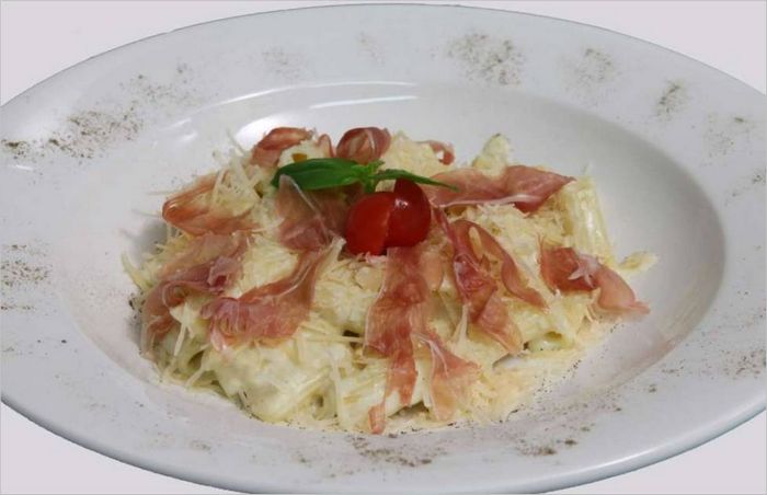 Penne* con salsa