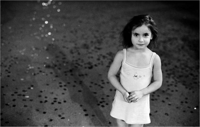 Una ragazza ricoperta di "shine" dopo la festa. Tbilisi. Georgia. 2006