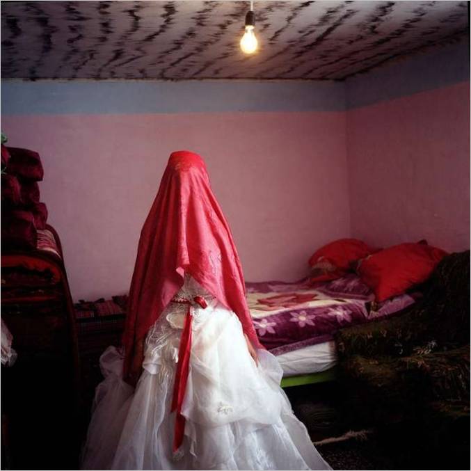 Una sposa in una camera da letto. Il villaggio di Khinalik. Azerbaigian, 2009