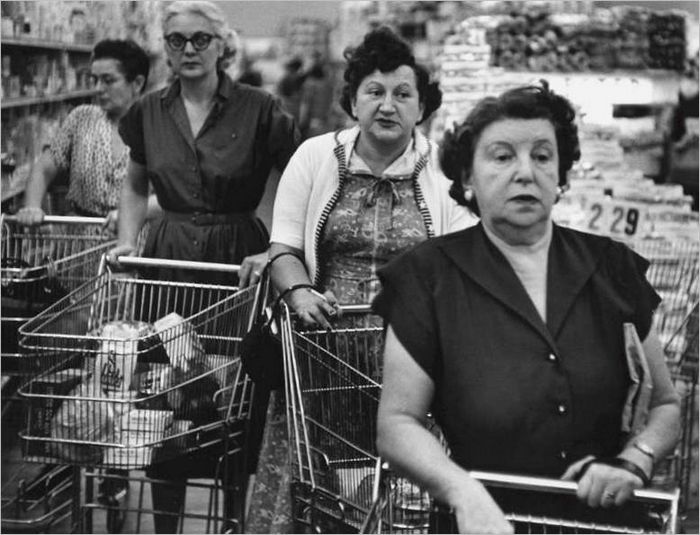 3. William Klein Quattro donne, supermercato, 1955