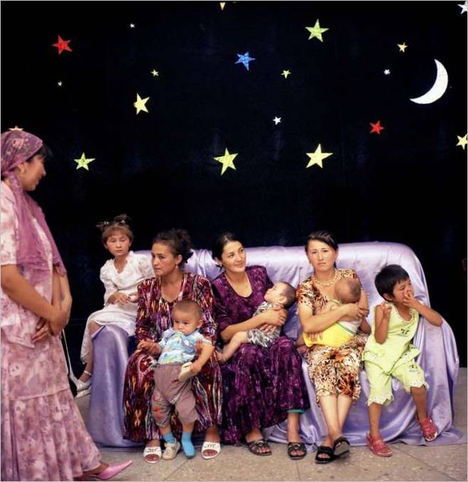 Rena Effendi. Una famiglia in attesa della festa di nozze. Osh, 2007