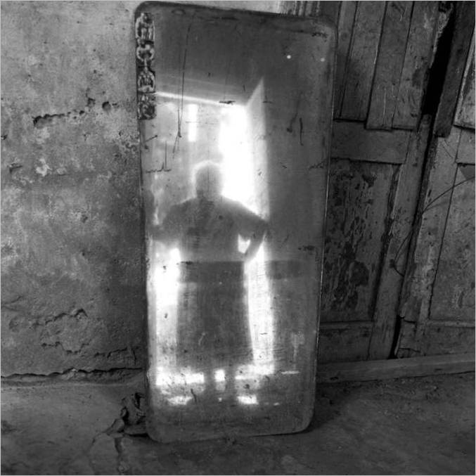 Specchio di fronte a una casa incompiuta. Bibi-Heybat, Azerbaigian. 2005