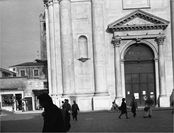 Parete della cattedrale e sagoma nera in primo piano