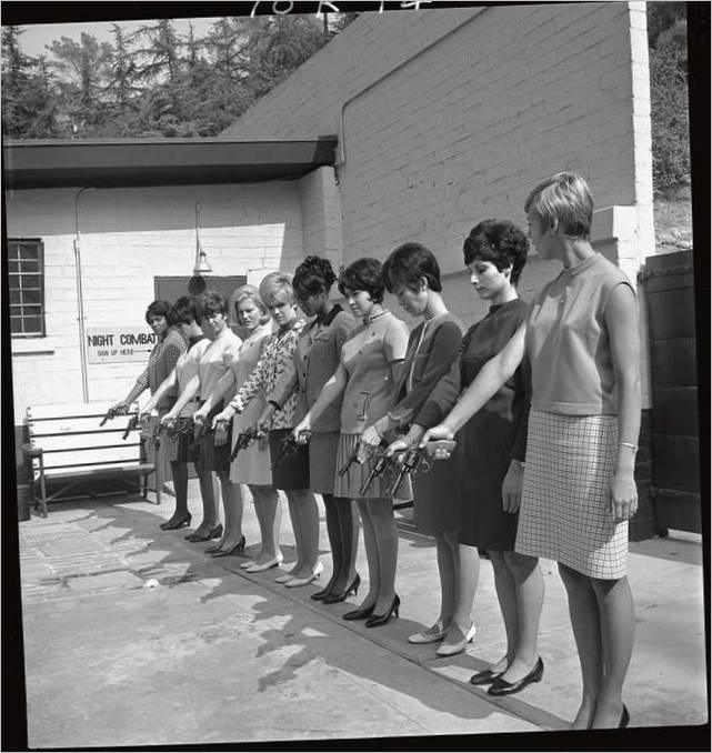 3. autore sconosciuto Donne poliziotto si esercitano a sparare in un poligono di tiro. 1968