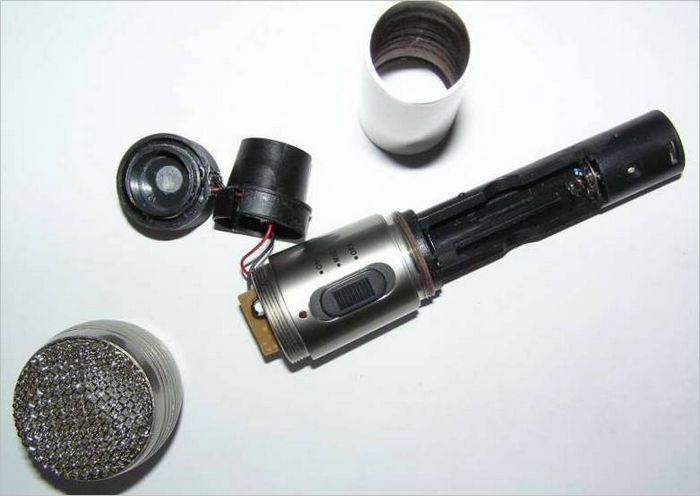 Radiomicrofono wireless MIC-140 con coperchio rimosso