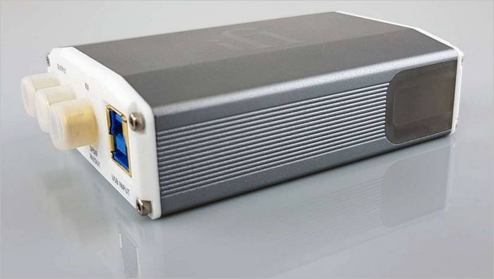 Il pannello destro del DAC iFi Nano iOne Il pannello destro del DAC iFi Nano iOne