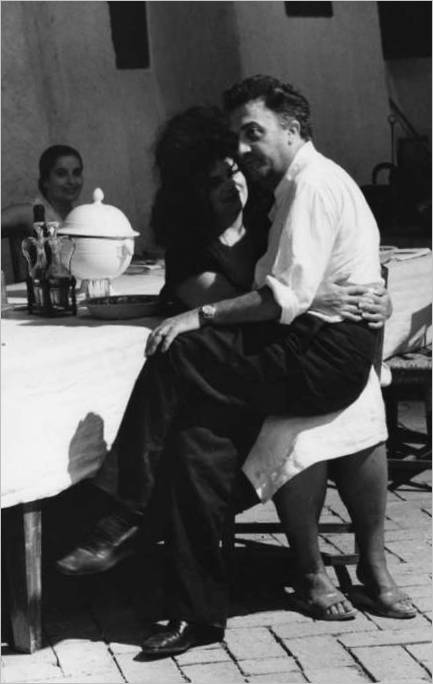 Federico Fellini sul set del film