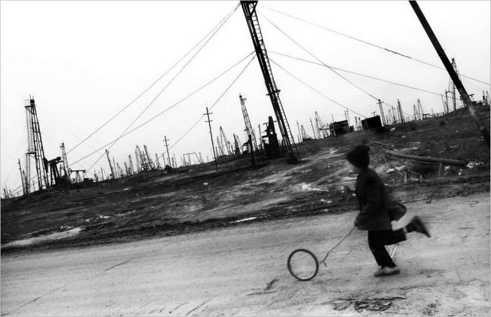 Un ragazzo del villaggio di Balakhani. Azerbaigian. 2003