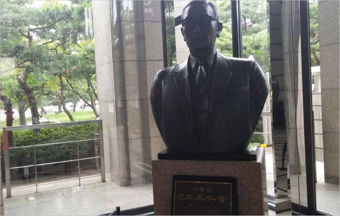 Un busto del padre fondatore dell'azienda, Koo In-hui