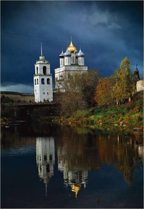 Il Cremlino di Pskov. Il fiume Pskov. La Cattedrale della Trinità, il campanile